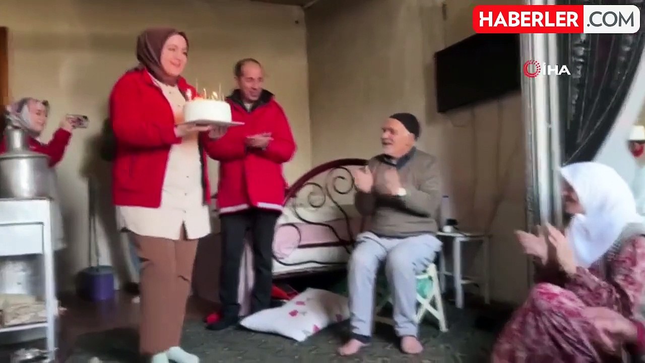 Ağrı'da Kızılay'dan 65 yaşındaki kadına doğum günü sürprizi