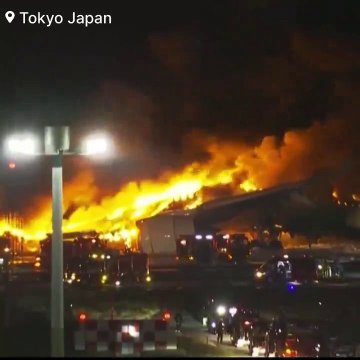 Les images impressionnantes du crash d'un avion de la Japan Airlines entré en collision avec un autre avion