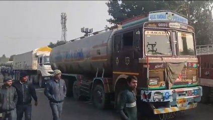 चालकों ने किया विरोध प्रदर्शन, लगाया जाम, शांतिभंग में दो पकड़े, देखें वीडियो