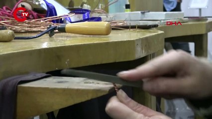 BAKIR TELLERİ İŞLEYEREK TAKIYA DÖNÜŞTÜRÜYOR