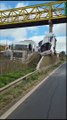 Motorista que estava sem cinto perde controle da caminhote, sobe em anteparo e morre no local
