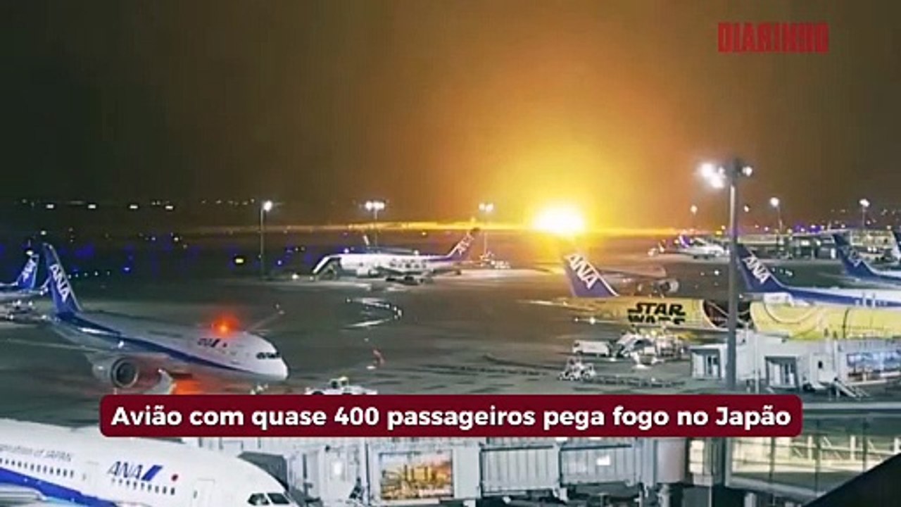 Avião com quase 400 passageiros pega fogo no Japão
