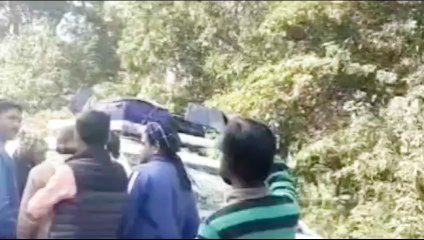 वायरल वीडियो चोरी छुपे सवारी लेकर जा रही टैक्सी का हुआ जमकर विरोध
