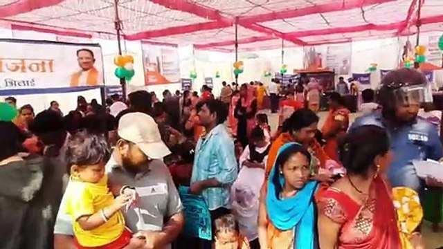 ... देखो विकसित भारत संकल्प यात्रा के काउंटर में सर्वर डाउन, घंटों इंतजार के बाद निराश महिलाएं जमीन पर बैठीं