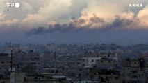 Gaza, il fumo si alza sopra la citta' di Khan Yunis