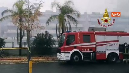 Скачать видео: Incendio autorimessa a mezzo cammino, ecco le operazioni di spegnimento dei Vigili del Fuoco