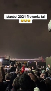 Yılbaşı kutlaması için boğaz köprüsünde havai fişek gösterisi bekleyenlerin yaşadığı hayal kırıklığı