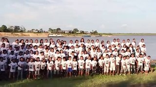 Niños de la Amazonía rindieron tributo a Pedro Suárez-Vértiz en el 2014.