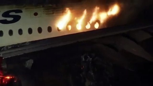 Japon : crash à l'aéroport de Haneda à Tokyo Un avion de la compagnie Japan Airlines a percuté un avion sur la piste d'atterrissage Bilan : 5 morts.