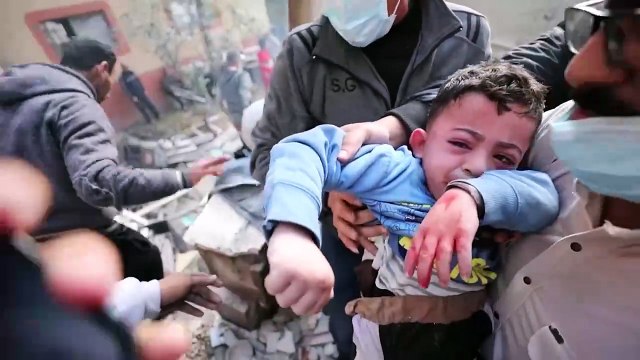 شاهد: في غزة.. بحث عن ناجين بعد غارة جوية إسرائيلية في مخيم النصيرات للاجئين