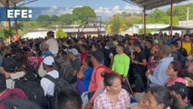 Una multitudinaria caravana de migrantes se entrega a las autoridades en el sur de México