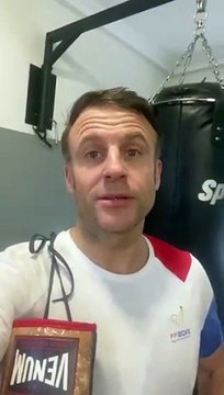 La surprenante vidéo d’Emmanuel Macron ce matin qui ne parle pas de remaniement mais… de sport et en tenue de boxe ! - Regardez