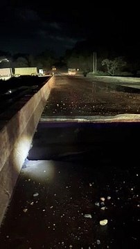 Cabeceira de ponte cede e interdita tráfego na BR-101, em Teotônio