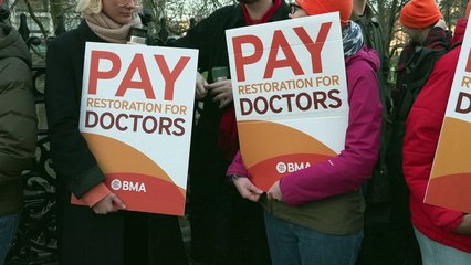 Médicos na Inglaterra iniciam greve mais longa do NHS