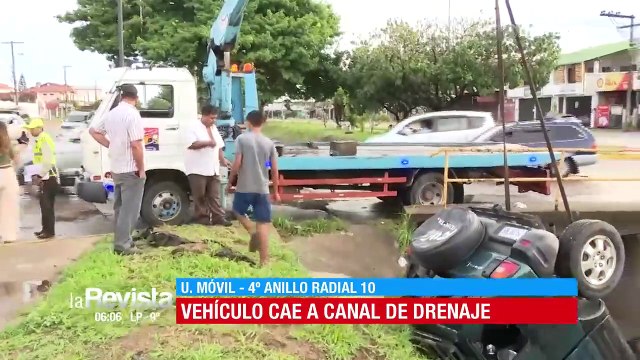 ​Vehículo cae a un canal de drenaje y en su interior se hallan latas de cerveza