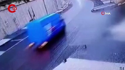 Başakşehir’de kargo aracı viraja girerken devrildi