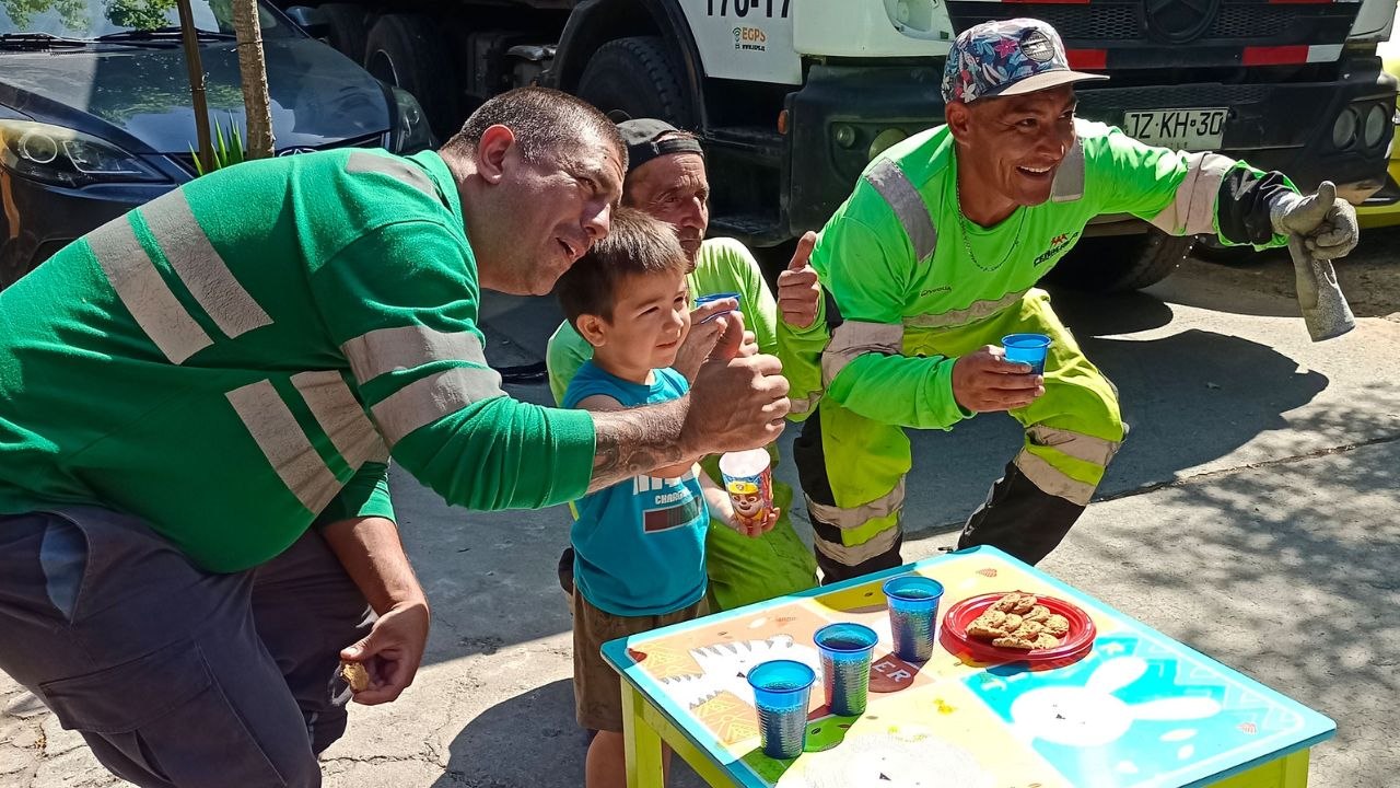 Niño Encantado De Compartir Galletitas Y Jugito Con Sus Trabajadores Favoritos Del Camión De La Basura