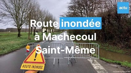 À Machecoul-Saint-Même, une route inondée avec une voiture dans un fossé