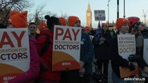 Sciopero di sei giorni dei medici ospedalieri in Gran Bretagna