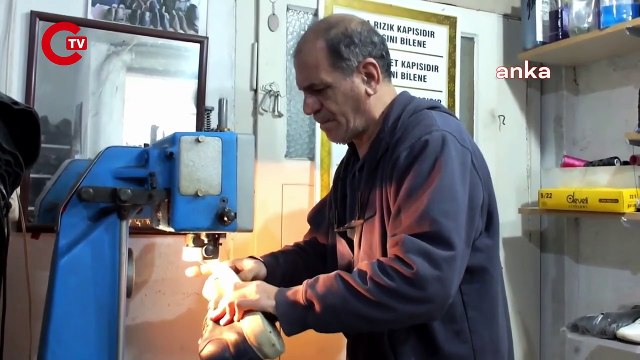Hayat pahalılığı yüzünden ayakkabı almak hayal oldu! Ayakkabı tamircisi_ Bir dakika boş vaktimiz yok
