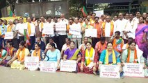 भाजपा नेताओं व कार्यकर्ताओं ने किया प्रदर्शन