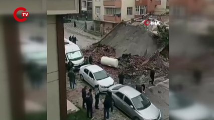 Bina yıkım esnasında caddeye çöktü