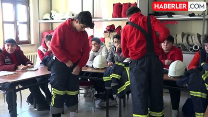 İtfaiye Amiri ve Öğretmen Eş, Öğrencilere Hem Teorik Hem Pratik Eğitim Veriyor