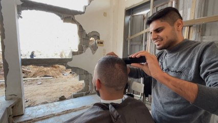 Le barbier de Gaza continue son travail dans les gravats
