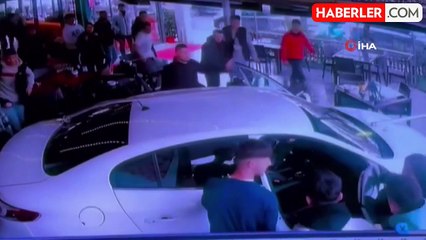 Fren yerine gaza basınca aracıyla kafe bahçesine daldı... O anlar kamerada -Kafe bahçesine aracıyla böyle girdi: 3 yaralı