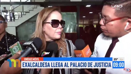 Exalcaldesa llega al palacio de justicia