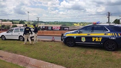 Sem gasolina, carro para no Trevo Cataratas e deixa via interditada; PRF ajuda no abastecimento, mas multa condutora