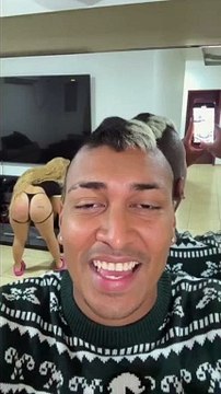 Supremo enfrenta críticas tras publicar imágenes semidesnuda de su novia en redes sociales