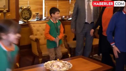 Mail atıp Başkan Yazıcı'yı ziyarete giden öğrenciler, görüşme sonunda istediklerini aldı