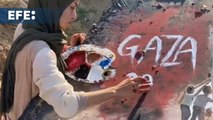 Una pintura entre escombros convierte en arte reivindicativo las cifras de guerra en Gaza