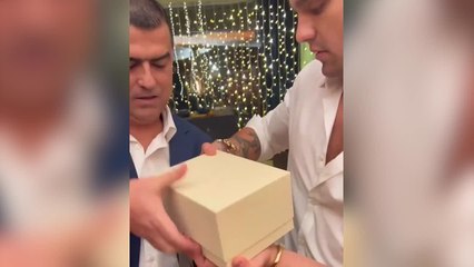 Download Video: No le bastó con el Lamborghini: el viral y caro regalo de Cristiano a un cantante