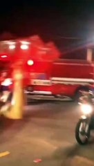 Jovens sobem em caminhão de bombeiros durante incêndio para dançar funk