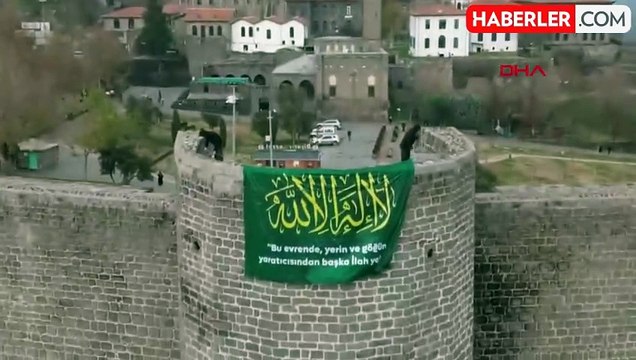 Diyarbakır'da AVM ve tarihi surlara Kelime-i Tevhid bayrağı asıldı