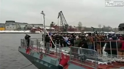 Un caméraman fait un pas de trop et chute du bateau