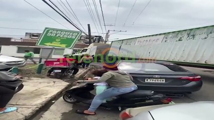 Camión tipo patana crea caos en el tránsito del casco urbano SFM