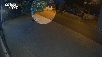 VÍDEO: homem arrasta mala com corpo de mulher assassinada em Foz do Iguaçu