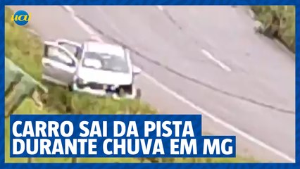 Carro perde controle e sai da pista durante chuva em MG