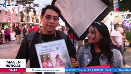 Pareja toma fotos para pagar su boda