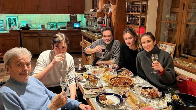 Les tensions explosent chez les enfants d'Alain Delon : les clichés du réveillon de Noël témoignent de la situation explosive
