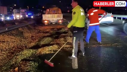 Polis eline aldığı fırçayla devrilen tırdan yola dökülen talaşı temizledi