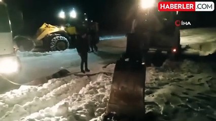 Muradiye'de kar nedeniyle yolda kalan araçlar kurtarıldı