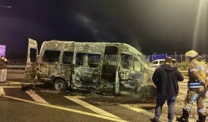 Kağıthane'de servis minibüsünde yangın: Kullanılamaz hale geldi