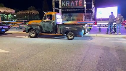 camioneta Ford F1 de 1951 que se conduce en reversa.