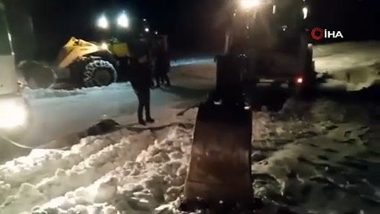 Kar nedeniyle yolda kalan araçlar kurtarıldı