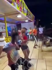 Mani Bella : La chanteuse camerounaise chute violemment lors de son concert (VIDEO)