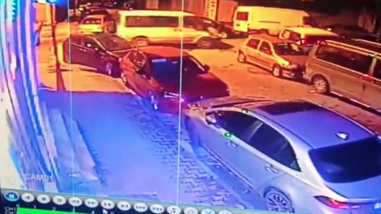 İş yerine giren hırsızları paspasla kovaladı